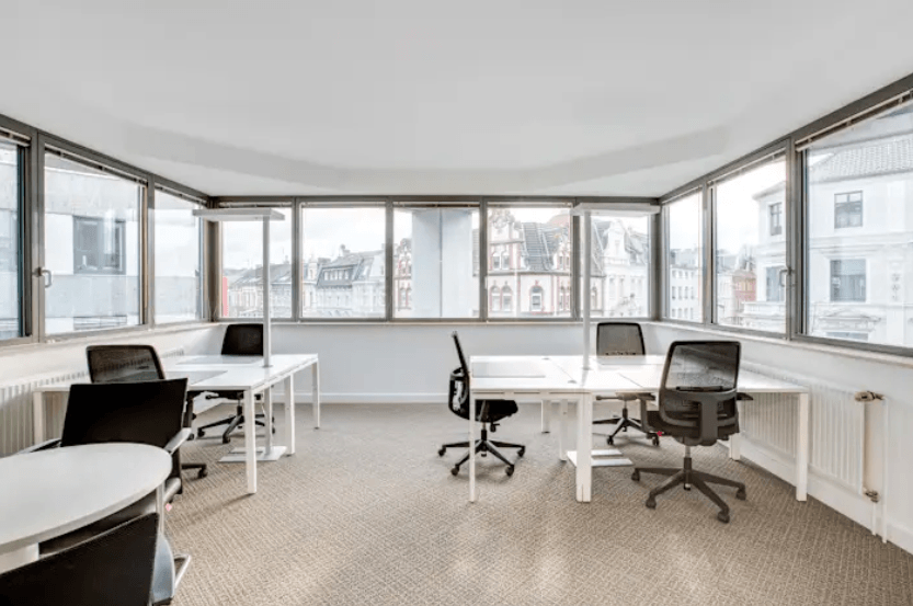 Webdesign Büro mit mehreren Stühlen und Tische