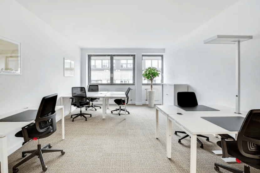 Helles Büro mit mehreren Arbeitsplätzen