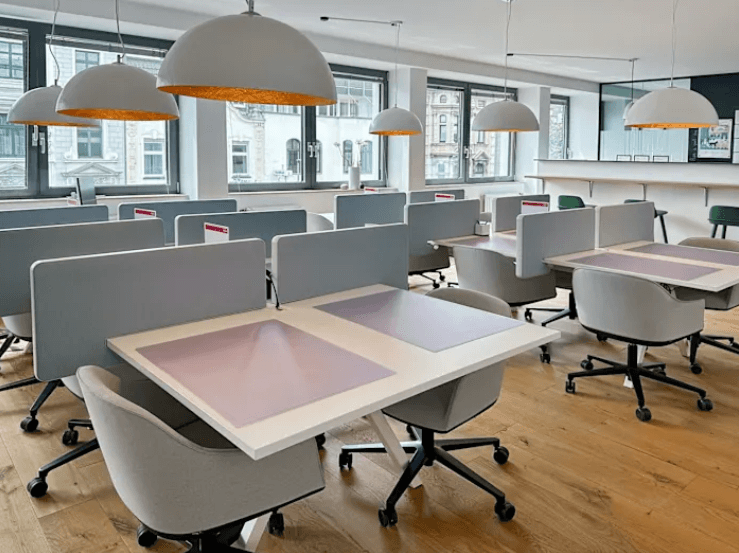 Helles Büro mit vielen Stühlen und Tische